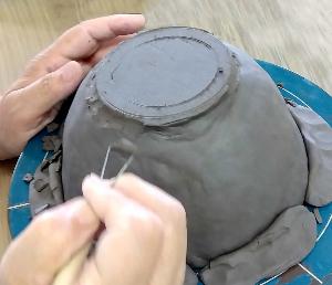 どんぶり鉢をつくる過程高台削り