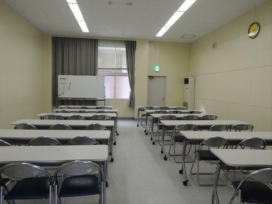 コミュニティセンター下東条内の会議室の内装写真