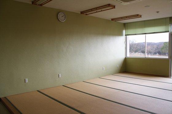 市民研修センター内の宿泊室の内装写真