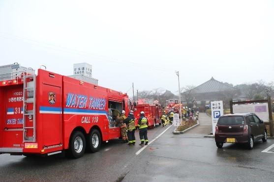 大型の消防車3台が道なりに並んでいる写真