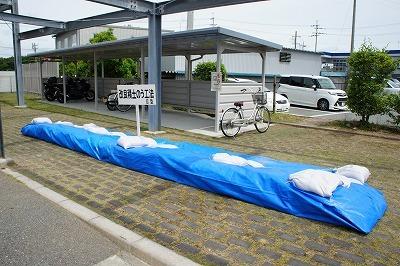 ブルーシートの上に土のうが載せられている写真