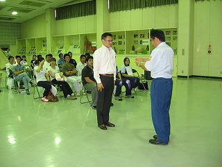 市民救命士講習会で参加した人が講習会を無事終えて修了証を受け取っている写真