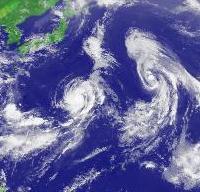南の海上で発生した渦を巻く台風の写真