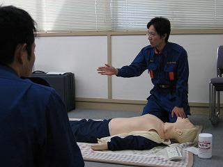 それぞれに指示を出している消防団員の写真