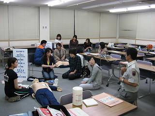 女性分団にも同じく心肺蘇生法やAEDの講習会に参加している写真