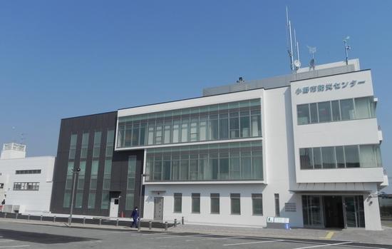 窓がたくさんある3階建ての小野市防災センターの外観の写真