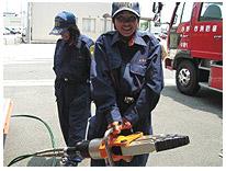 両手で大きなクリップのようなものを手にしている人の写真