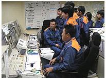 たくさんの複雑な装置が並んでいる管制室の写真