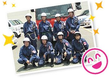消防車の前で記念撮影している体験者の写真