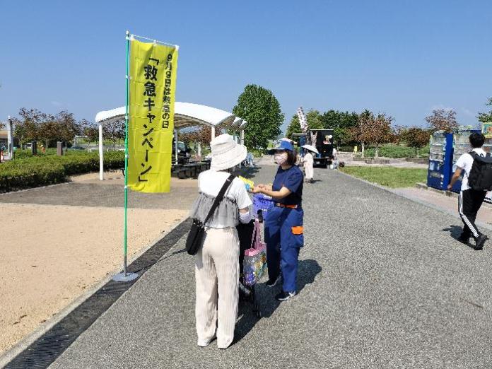 ドリンクを配布する女性分団員