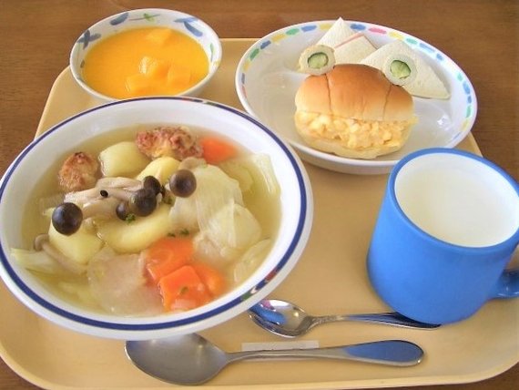 調理された給食の画像。