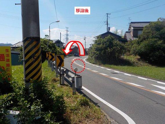 青空の下電柱が立つ視線誘導標(矢印板)移設後の市道4212号線と県道三木宍粟線の境目付近の写真