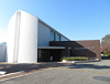 「小野市立コミュニティセンターおの」の写真。白い円柱の建物に茶色い長方形の建物が並んでいる。
