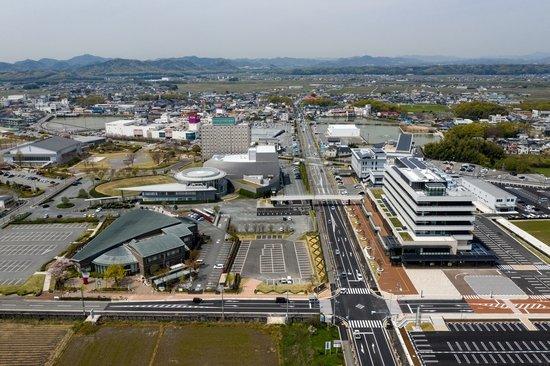 広い道路に面した小野市役所と近隣の東側からの写真