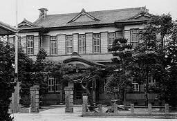 レトロな外観の小野町役場の白黒写真