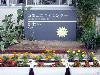 「小野市立コミュニティセンターかわい」の一角の写真。黒い石碑に花が飾られている。