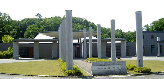 芝生と円柱のオブジェがある小野加東斎場「湧水苑」建物の写真