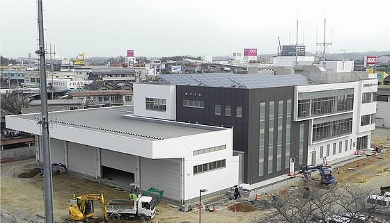 ショベルカーなどがある外構工事中の小野市防災センターを俯瞰した写真
