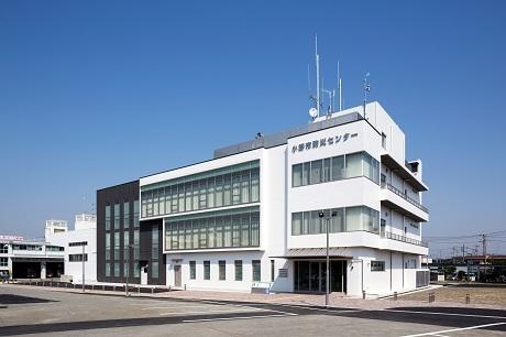 ガラス張りの小野市防災センターと書かれた建物の外観の写真