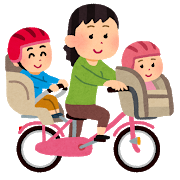 女性がヘルメットを着けた幼児を前後に載せた3人乗り自転車のイラスト