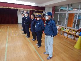 交通安全教室で小野警察署の人が園児の前で並んでいる様子