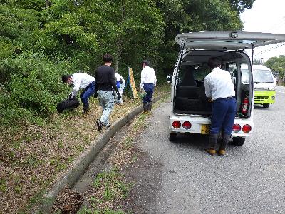 不法投棄されたごみを回収