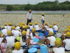 小野東小学校にて、あゆについての質問を行う児童たちの写真