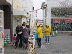 イオン小野店にて、訪問客に声掛けを行う委員会メンバーの写真