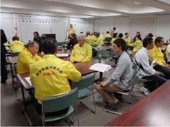 青少年補導委員会の黄色いゼッケンを身に着けた会員たちを主として、研修の話し合いが行われている写真