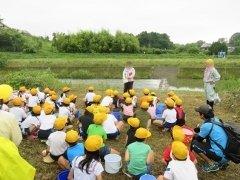 下東条小学校と中番小学校にて、放流に関する注意点を聞く児童たちの写真