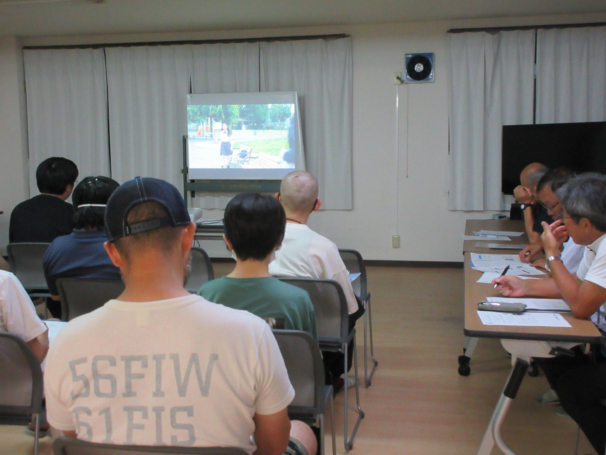 ビデオ「あなたのいる庭」視聴の様子