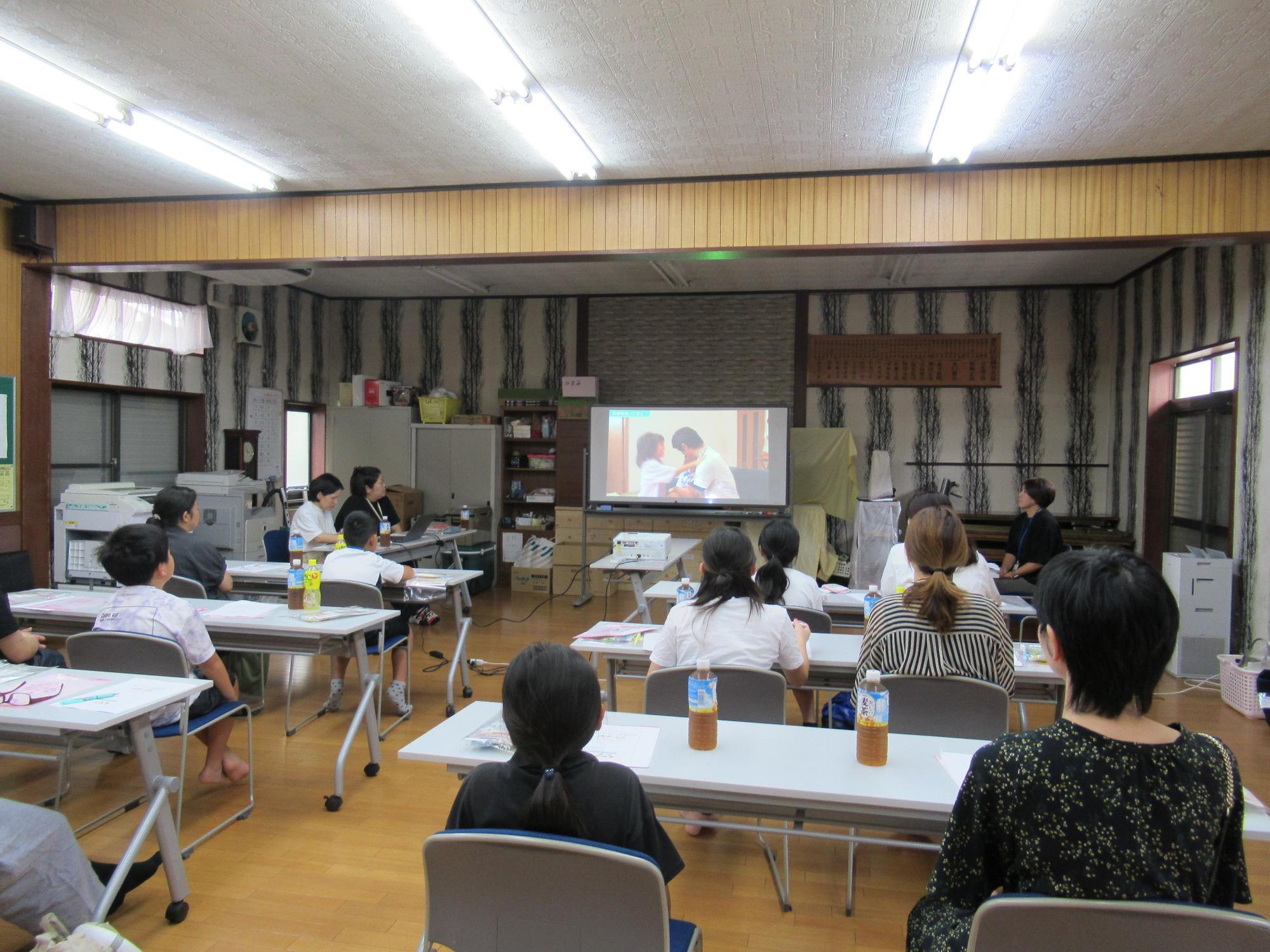 子どもの人権「里親制度について家族で学ぼう」の様子