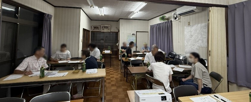 DVD「言葉があるから・・・」を視聴する様子