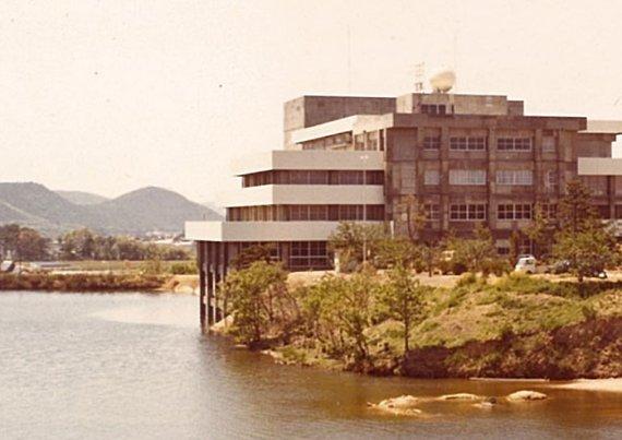 昭和49年4月にオープンした当時の小野市民会館の外観の写真