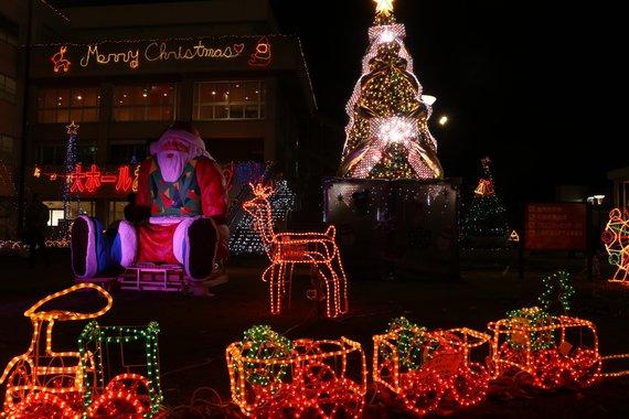 ツリーやサンタが飾られている市役所前広場のクリスマスイルミネーションの写真