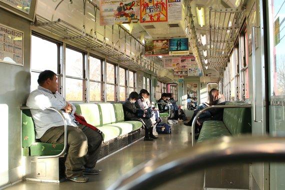 まばらに人が座っている神戸電鉄粟生線の車内の写真