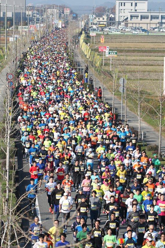 沢山のランナーが道路を走っている小野ハーフマラソン2017の写真