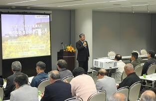 うるおい交流館エクラの大会議室で開催された平成23年度小野市連合区長会総会で市長が前で発言している写真