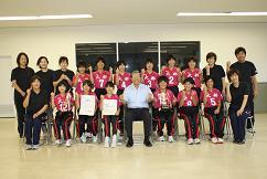 市長と表彰状を持った大部スポーツ少年団の少女バレーボール部の人たちの記念写真