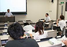 神戸大学の六甲台キャンパスで小野市の行政経営について講義している市長の写真