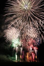 第34回小野まつりで打ち上げられた「奏夢」をテーマにした花火の写真