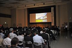 約300人の人が参加した小野市伝統産業会館で開催された小野市研究発表会の写真