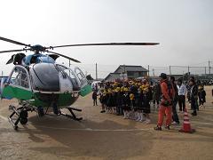 兵庫県消防防災航空隊のヘリコプターを見学している小学生たちの写真