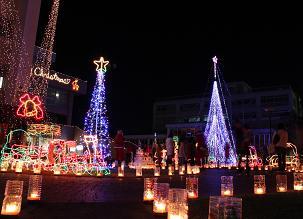 市役所前の芝生広場に飾られている巨大クリスマスツリーや動物などのオブジェのクリスマスイルミネーションの写真