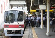 神戸電鉄粟生線の電車がホームに停車している写真