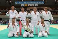小野中学校男子団体が全国中学校柔道大会で準優勝をし、トロフィーを持っている記念写真