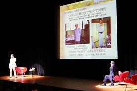 スクリーンに映された写真を見ながら桂三枝さんと市長でトークをしている写真