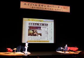 スクリーンに映された当選時の市長の写真を見ながら桂三枝さんと市長でトークをしている写真