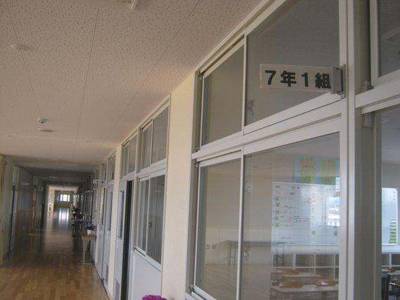 「7年1組」と書かれた教室と廊下の写真