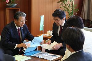 若井康彦政務官と市長が資料を見ながら話し合っている写真